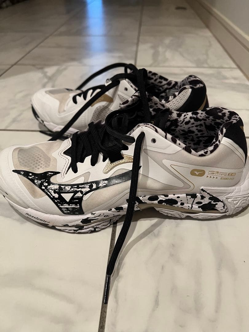MIZUNO バレーシューズ ウエーブライトニング Z8