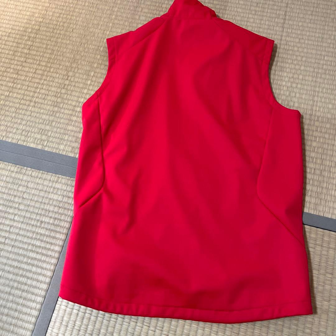 デサント　レッド ノースリーブ ミドルレイヤー