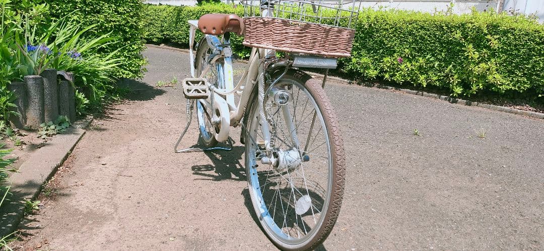 ホワイトシティサイクル 前面バスケット付き　本体3,000　送料12,000