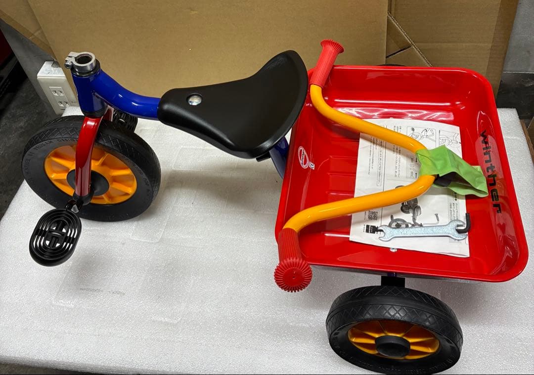 ボーネルンド ウィンザー社 ペリカンデザイン三輪車 Vハンドル 荷台つき