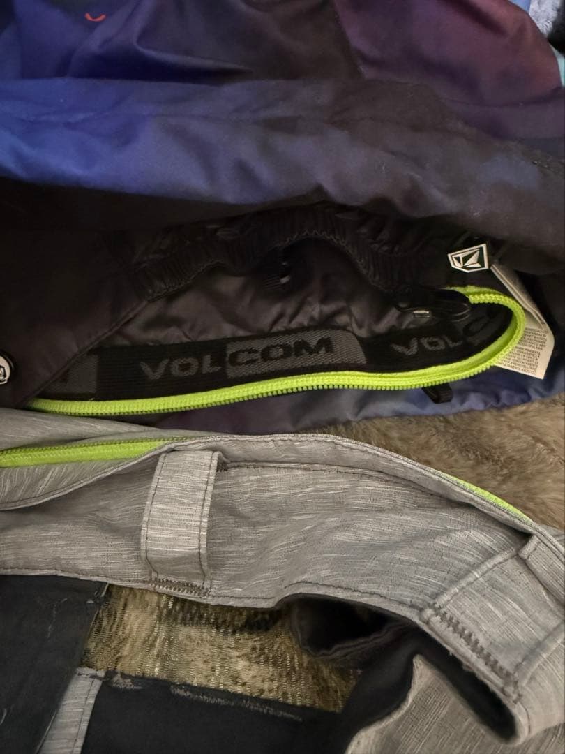 VOLCOM スノーウェア パンツ(ジャケットも出品中セット販売可能)