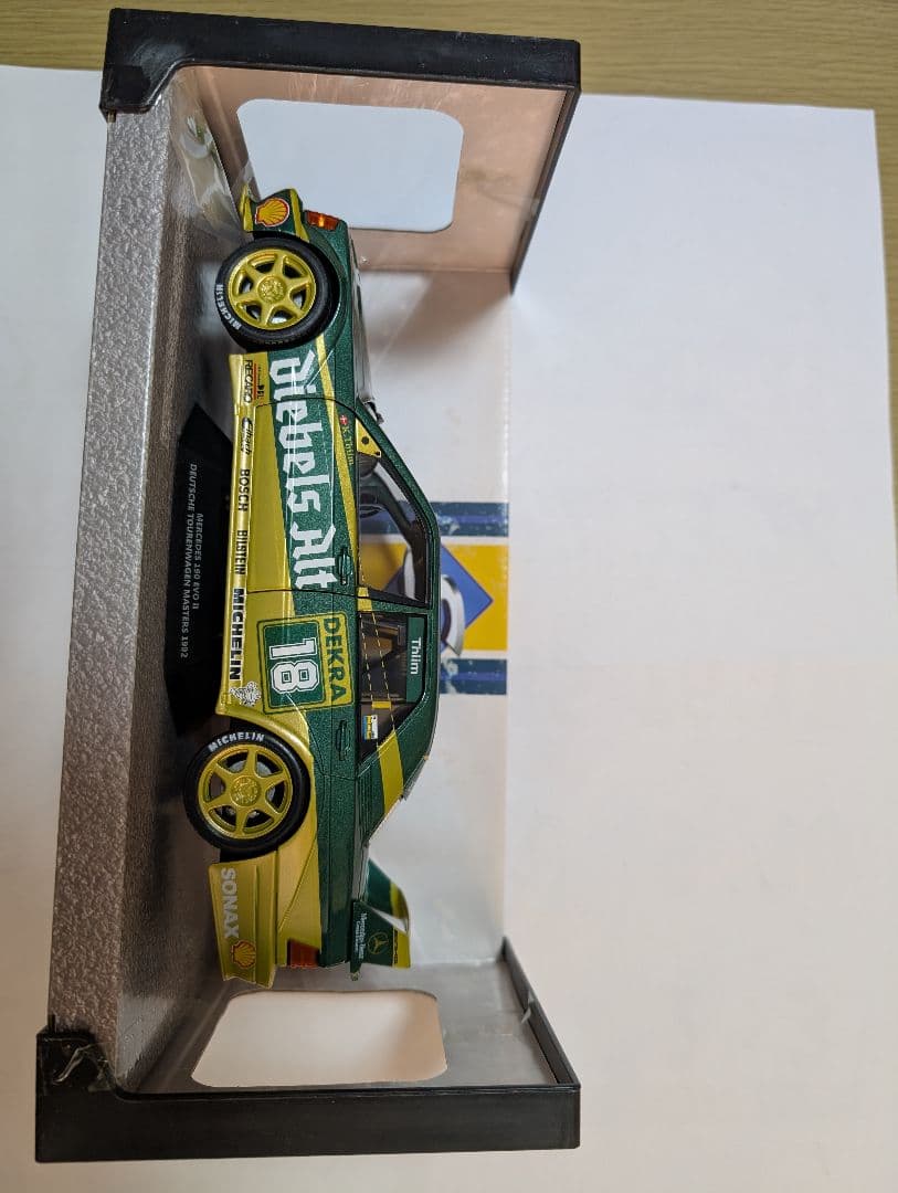 ベンツ190E.1/18ミニカー