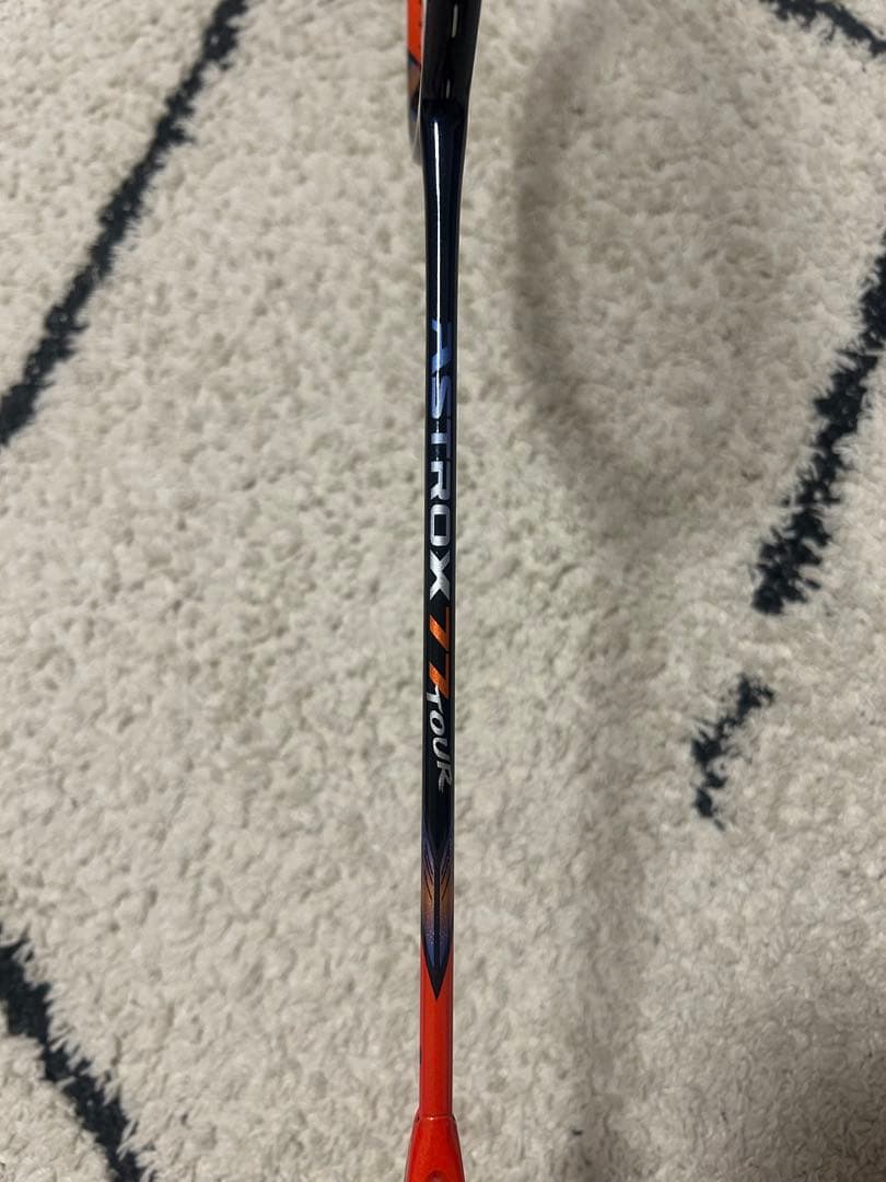 バドミントンラケット　YONEX ASTROX77ツアー　4UG5