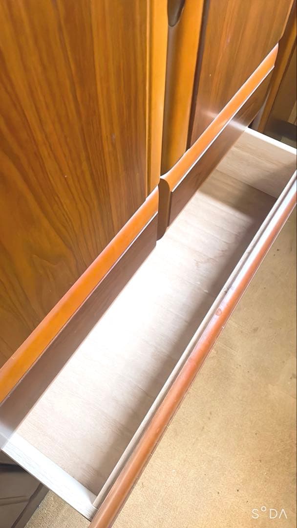 ブラウンの引き出し付き収納タンス　大型家具