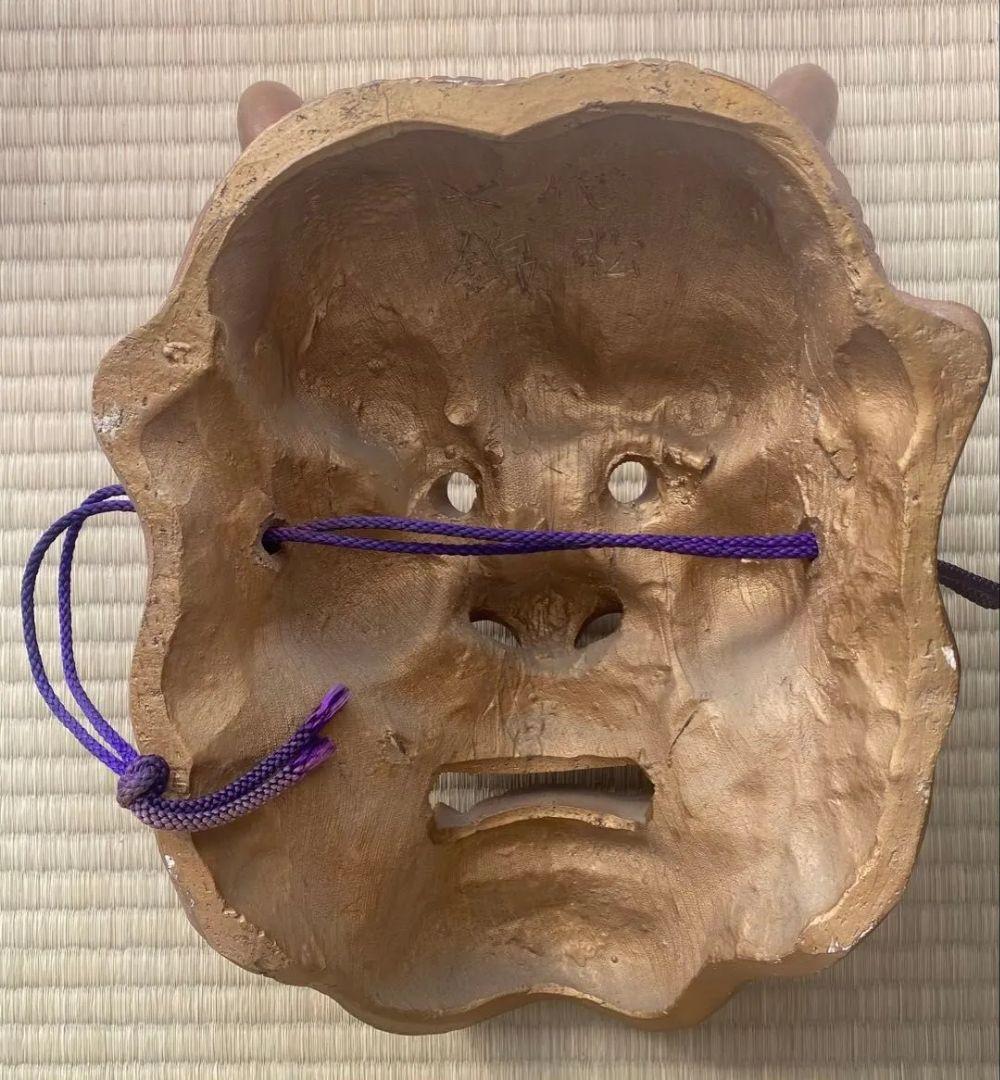 鬼瓦師として知られる七代 錦松によって製作された陶器製（瓦地）の般若面