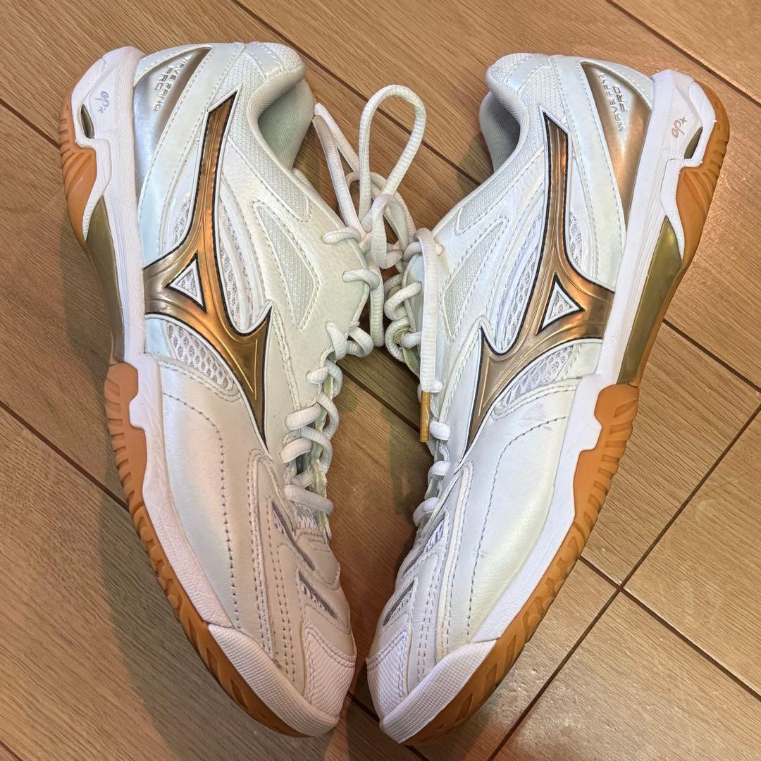 Mizuno ウエーブファング PRO バドミン ホワイト/ゴールド26.0cm
