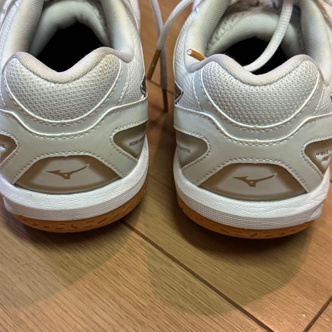 Mizuno ウエーブファング PRO バドミン ホワイト/ゴールド26.0cm