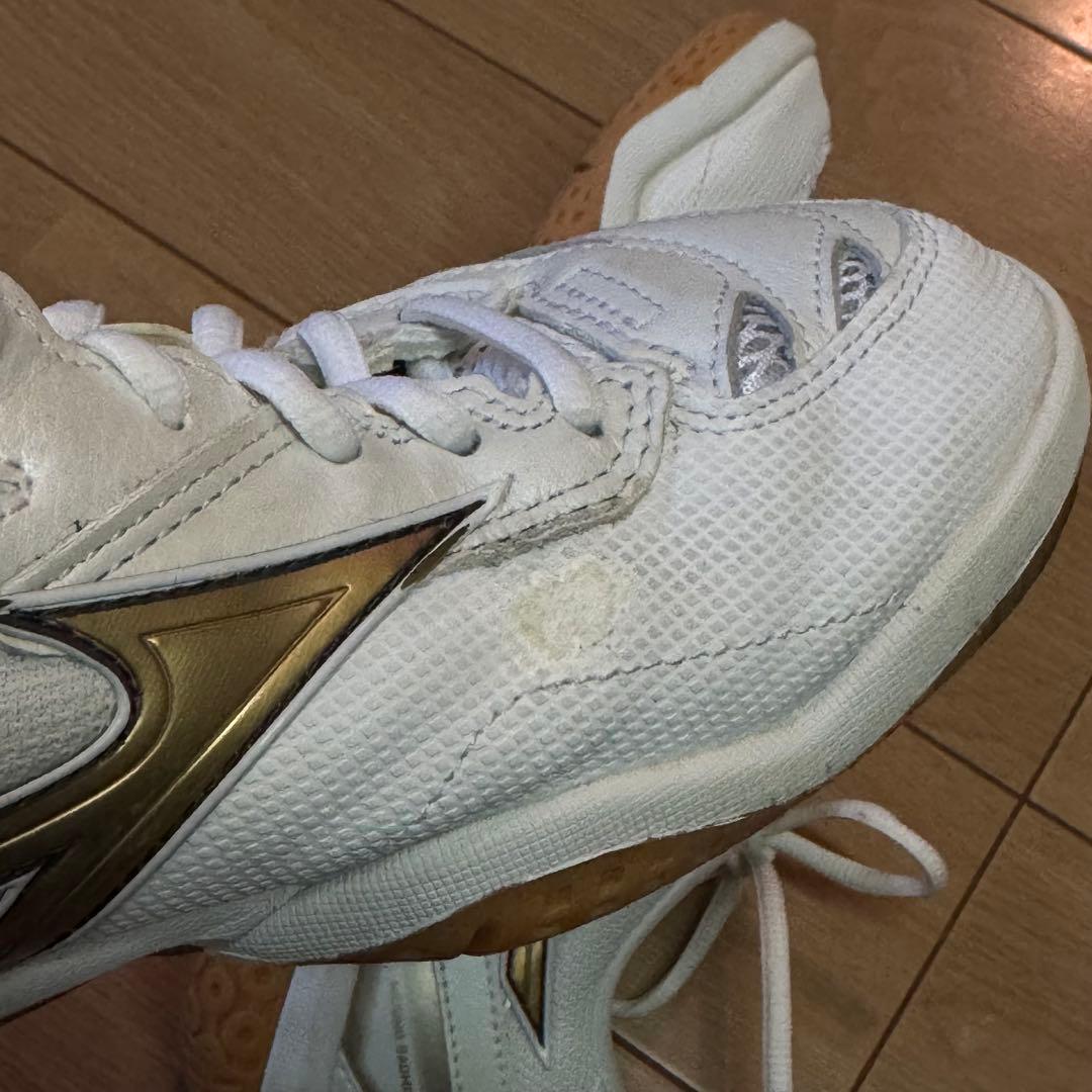 Mizuno ウエーブファング PRO バドミン ホワイト/ゴールド26.0cm
