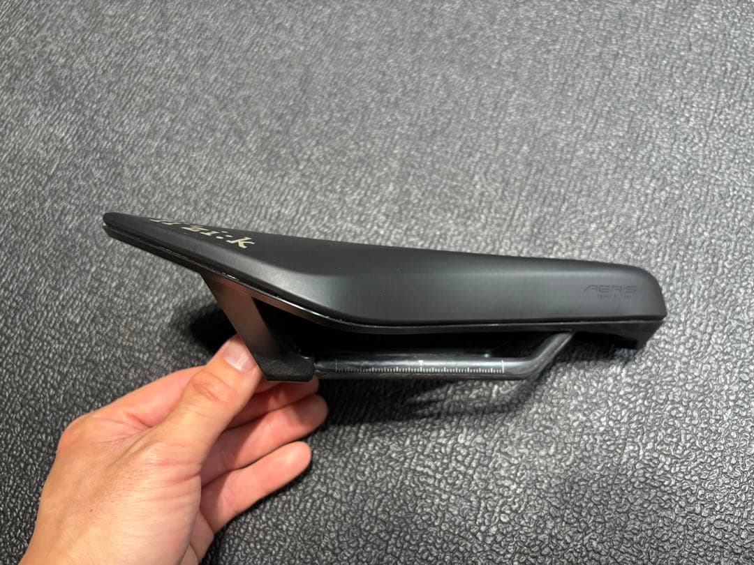 【極美品】フィジーク AERIS SD R1 カーボンレール 135mm