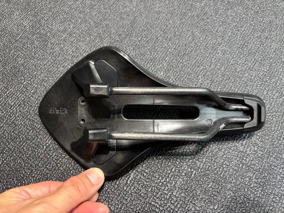 【極美品】フィジーク AERIS SD R1 カーボンレール 135mm