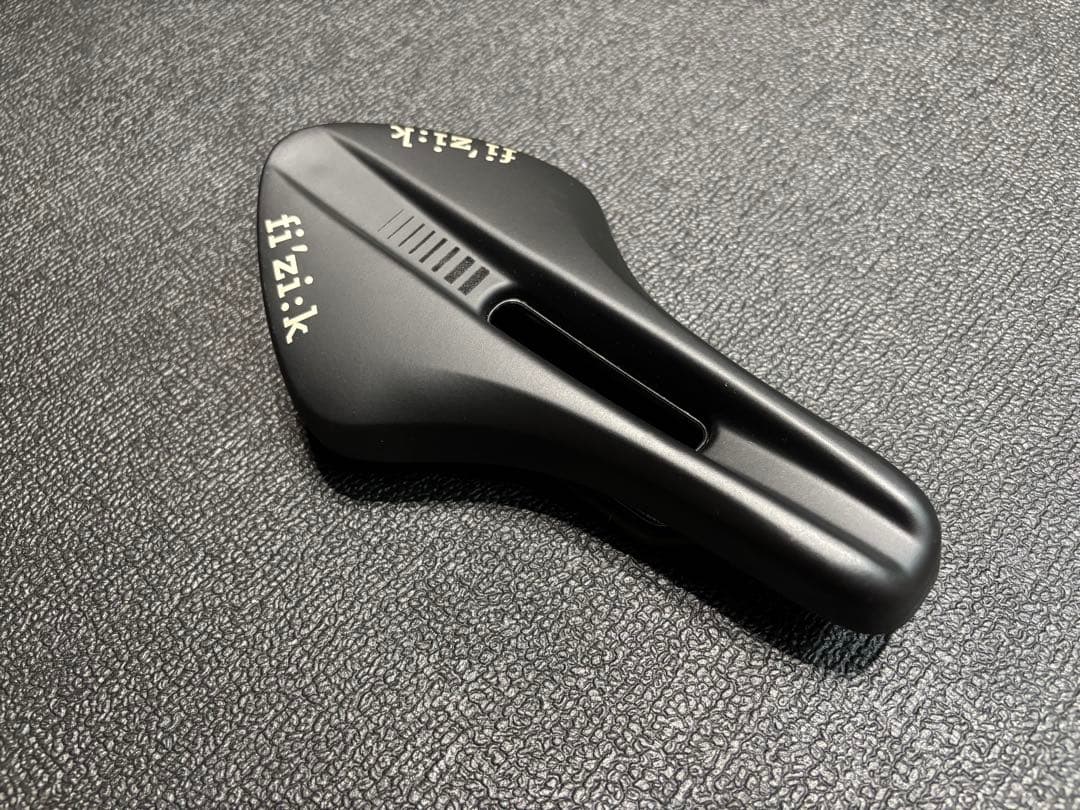 【極美品】フィジーク AERIS SD R1 カーボンレール 135mm