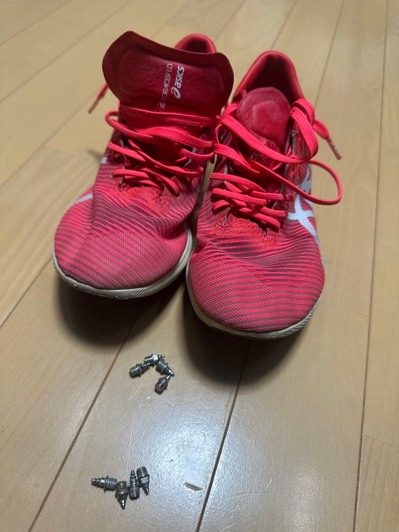 赤 スパイクシューズ スポーツ用