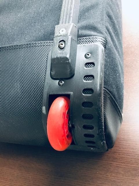 背負わないから、疲れない。ウィールによる自走牽引で全装備を携行できるバッグ