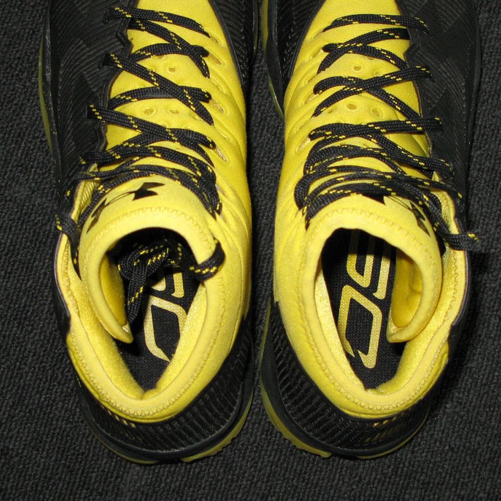 ☺UNDER ARMOUR CURRY 2.5 (TAXI) 28.5