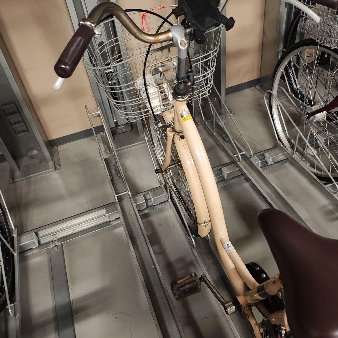 クリーム色 シティサイクル 前バスケット付き
