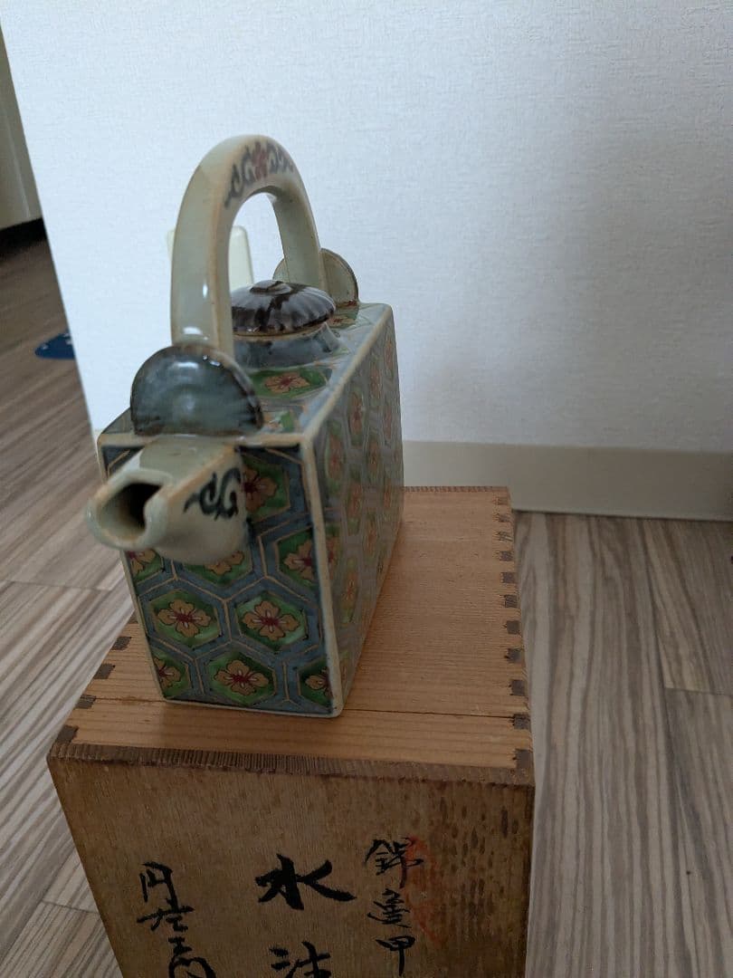 有田焼円左衛門作手描き錦亀甲水注、美品、共箱付き、期日限定最終値下げ。