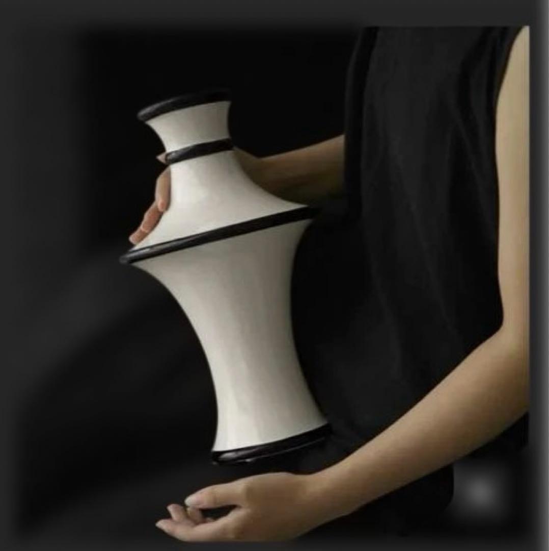 ＆classy アンドクラッシーアイボリーと黒のモノクローム　フラワーベース花瓶