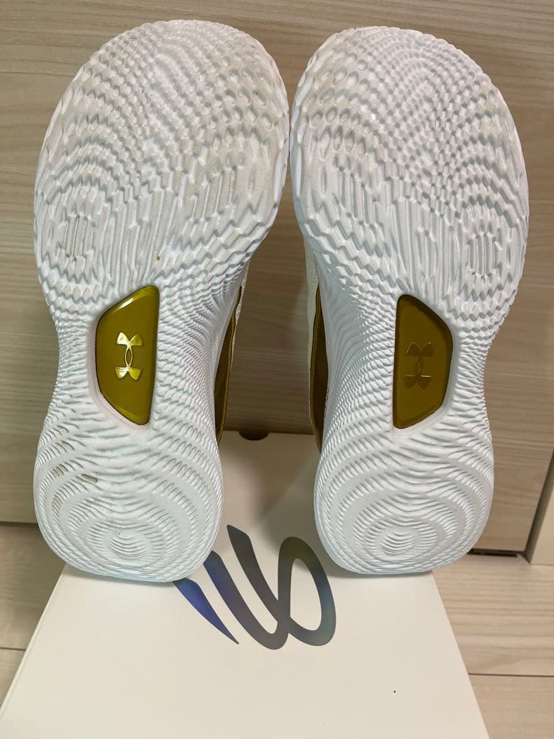 UA CURRY 8 GOLDEN ホワイト/ゴールド 26センチ