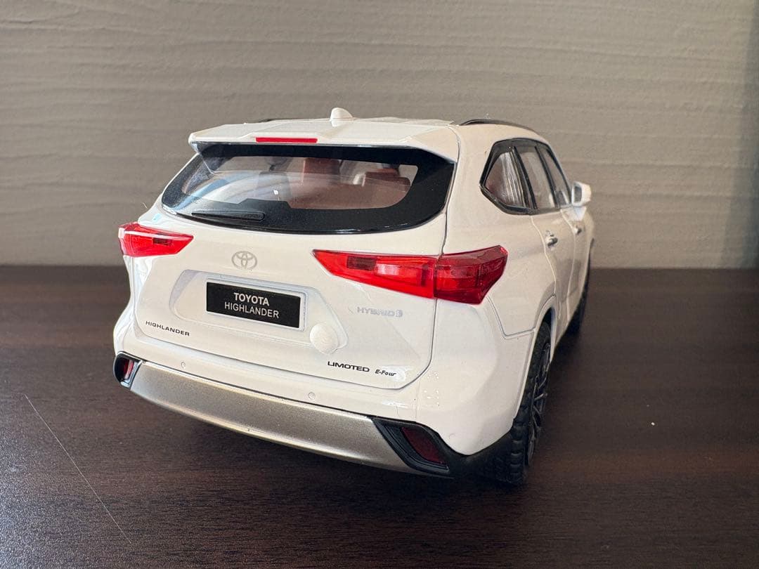 トヨタ　ハイランダー　HEV HIGHLANDER ホワイト　ミニカー　1/24