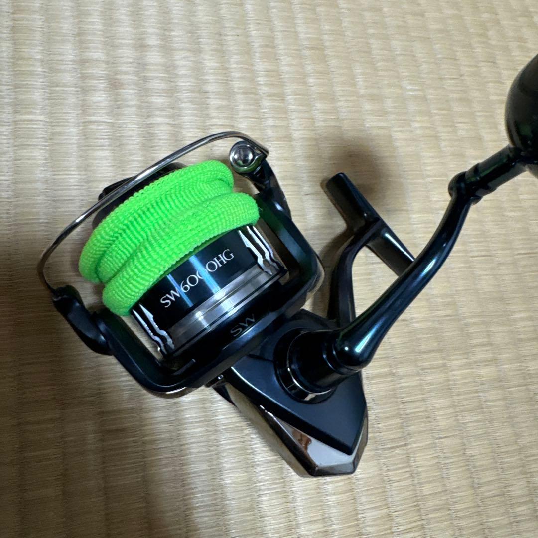 STRADIC SW6000HG スピニングリール ブラック/グリーン