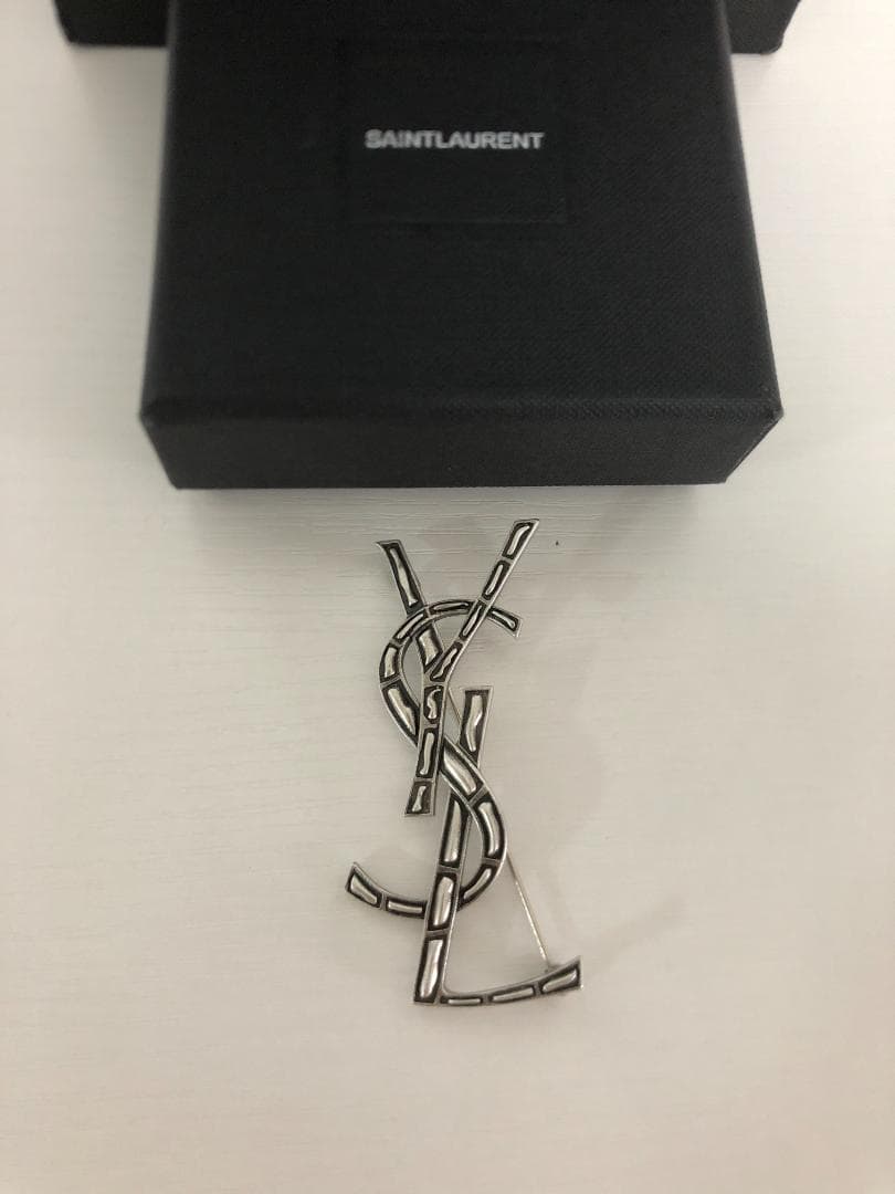 ブローチ　YSLロゴ　アンチック仕上げ　レディース　ヴィンテージ　アクセサリー